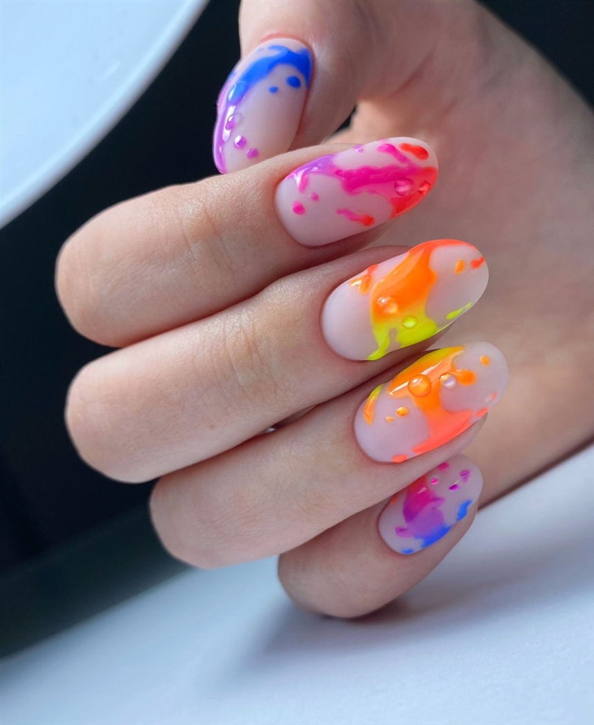 Ногти с разводами разноцветными